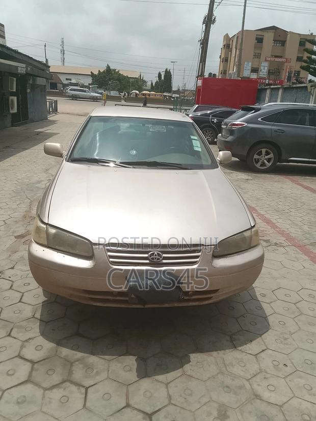 Toyota Camry 1998 Gold