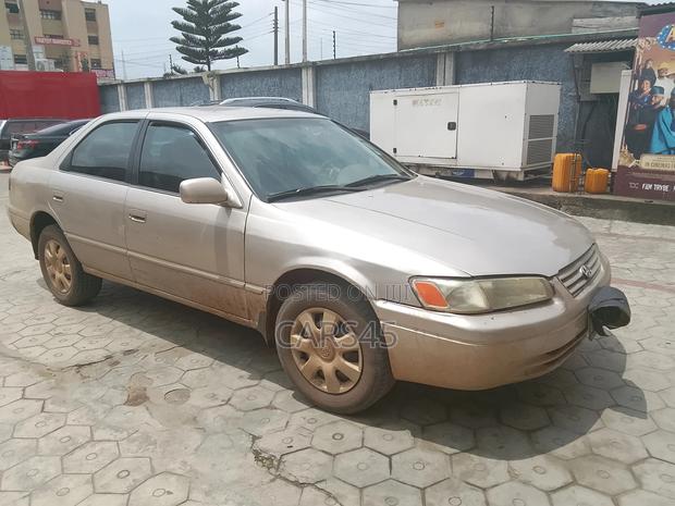 Toyota Camry 1998 Gold