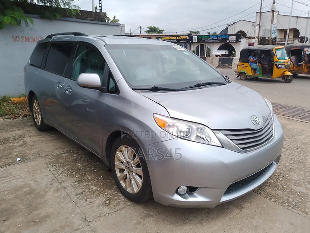 Toyota Sienna 2012 Gray
