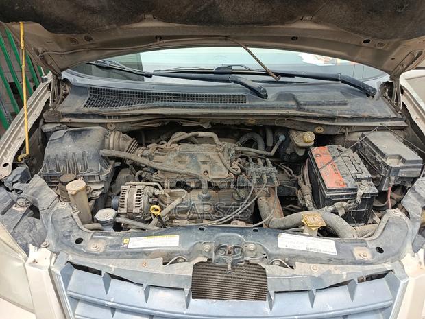 Chrysler Town & Country 2008 Gold