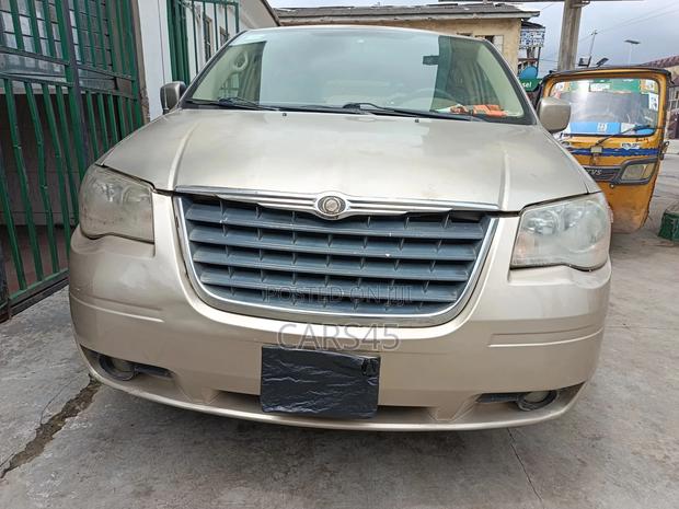 Chrysler Town & Country 2008 Gold