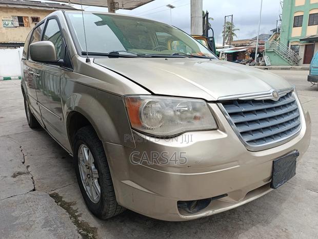 Chrysler Town & Country 2008 Gold
