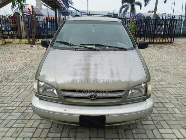 Toyota Sienna 1999 Green