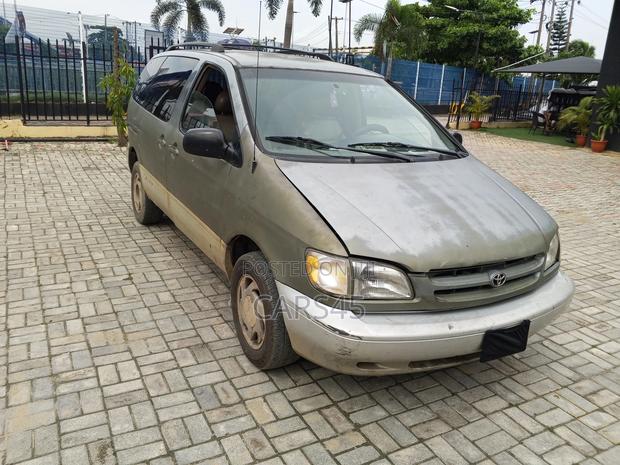 Toyota Sienna 1999 Green