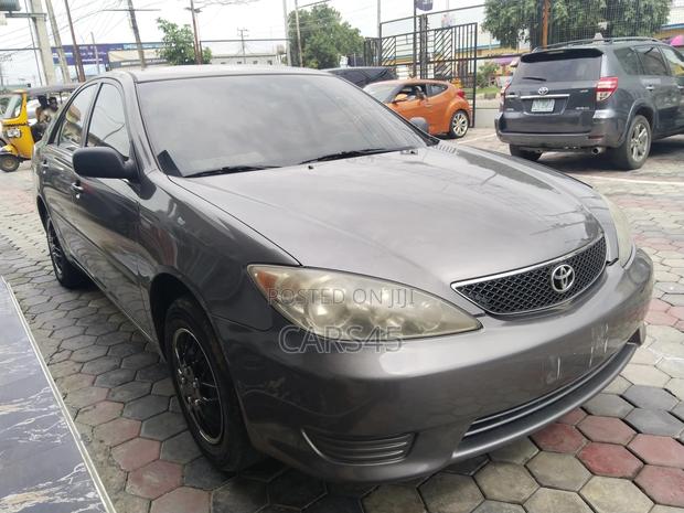 Toyota Camry 2005 Gray