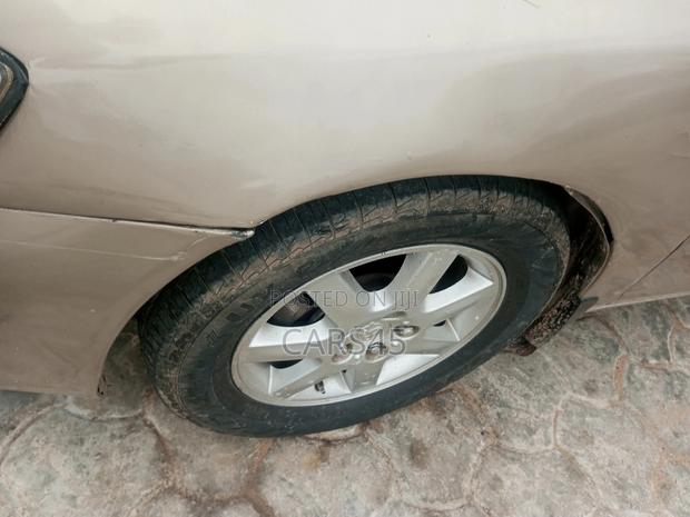 Toyota Avalon 2000 Gold