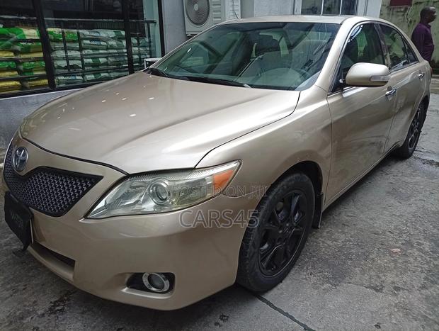 Toyota Camry 2011 Gold