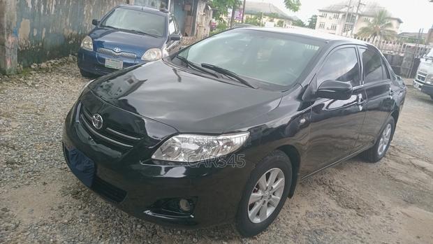 Toyota Corolla Base 4dr Sedan (1.8L 4cyl 5M) 2010 Black