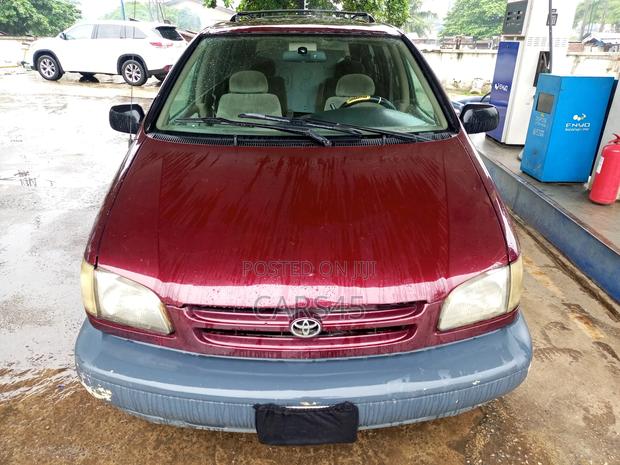 Toyota Sienna 2000 Red