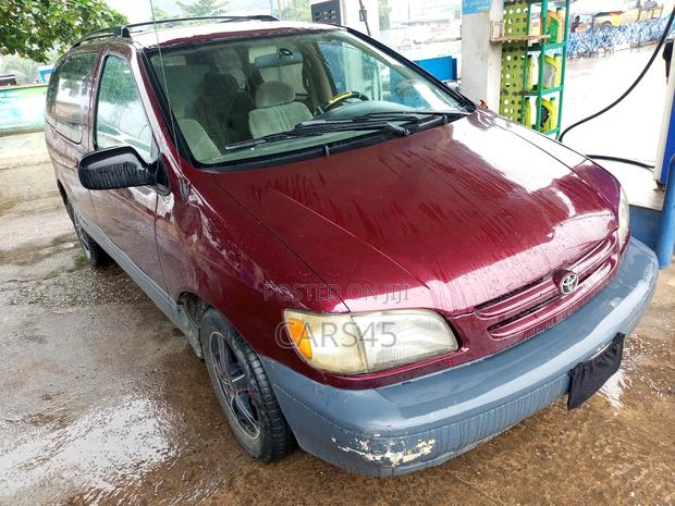 Toyota Sienna 2000 Red