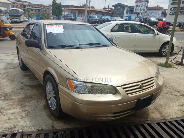 Toyota Camry 1998 Gold