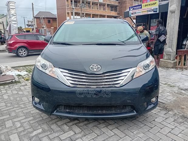 Toyota Sienna XLE 7 Passenger Mobility 2011 Black