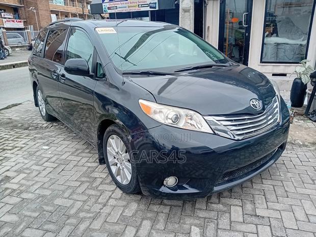 Toyota Sienna XLE 7 Passenger Mobility 2011 Black