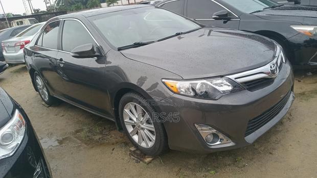 Toyota Camry XLE 4dr Sedan (2.5L 4cyl 6A) 2013 Gray