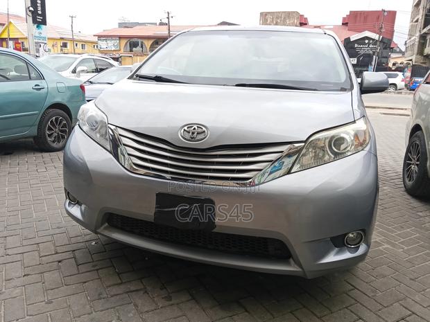 Toyota Sienna 2013 Silver