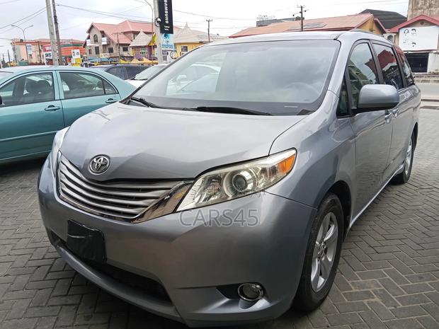 Toyota Sienna 2013 Silver