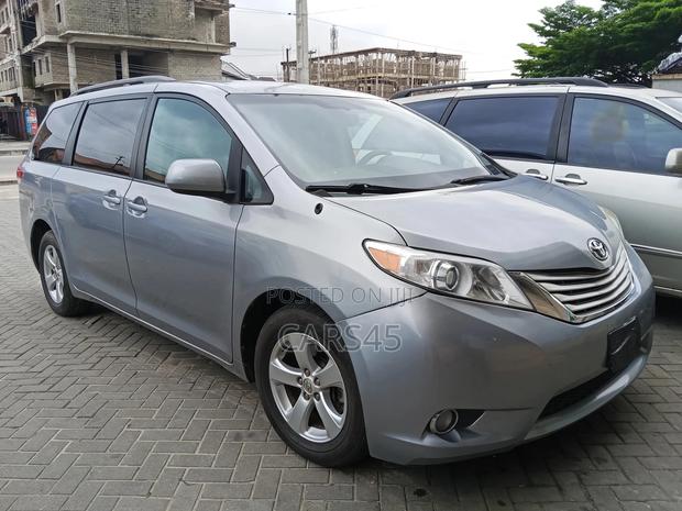 Toyota Sienna 2013 Silver