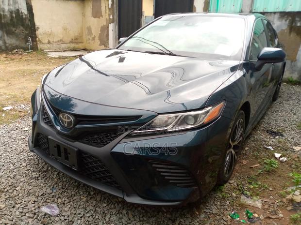 Toyota Camry 2018 Blue