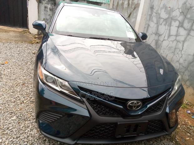 Toyota Camry 2018 Blue