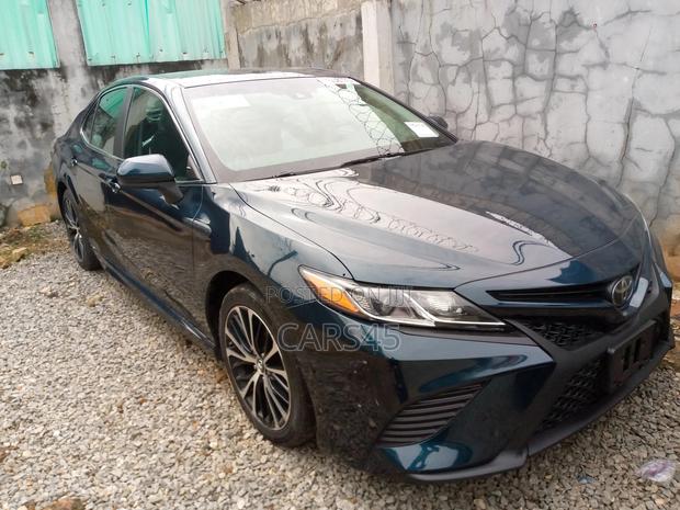 Toyota Camry 2018 Blue