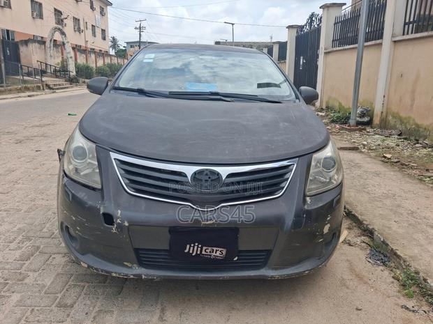 Toyota Avensis 2010 Gray