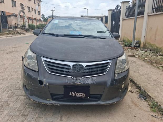 Toyota Avensis 2010 Gray