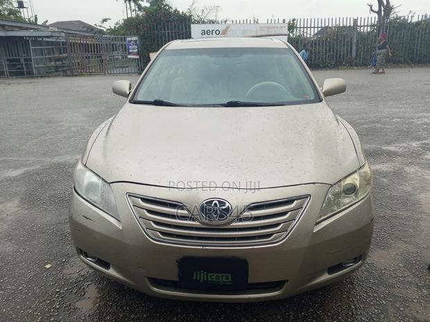 Toyota Camry XLE 4dr Sedan (2.4L 4cyl 5A) 2009 Gold