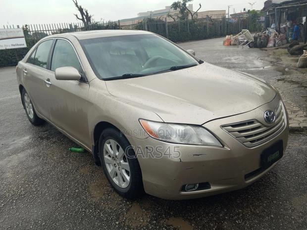 Toyota Camry XLE 4dr Sedan (2.4L 4cyl 5A) 2009 Gold