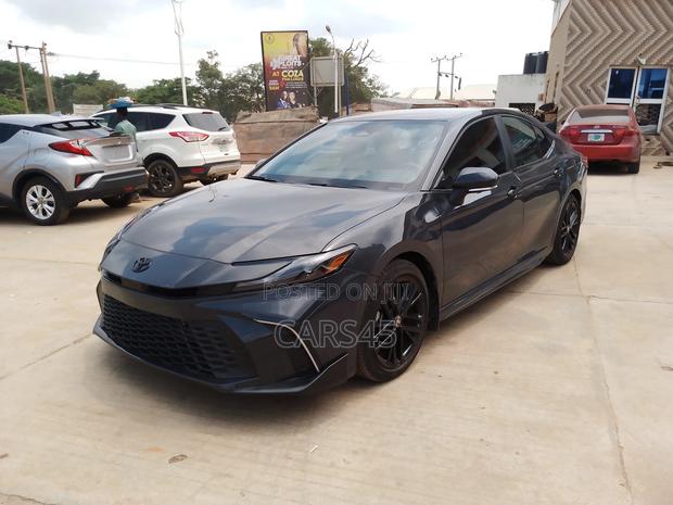 Toyota Camry SE 2025 Gray