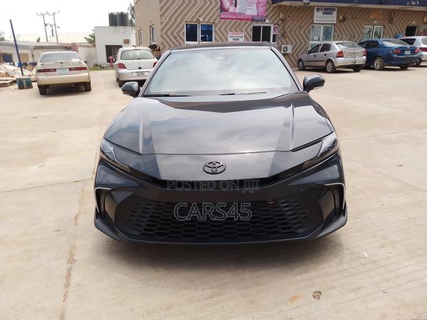 Toyota Camry SE 2025 Gray