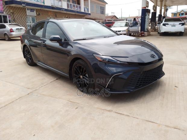 Toyota Camry SE 2025 Gray