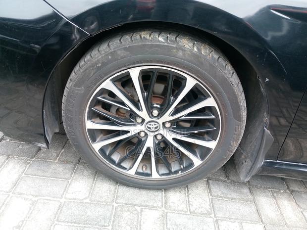 Toyota Camry SE FWD (2.5L 4cyl 8AM) 2018 Black