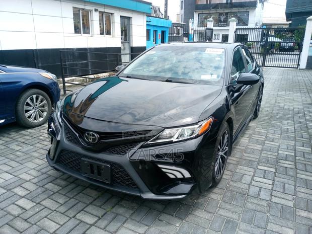 Toyota Camry SE FWD (2.5L 4cyl 8AM) 2018 Black