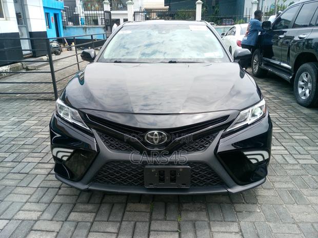 Toyota Camry SE FWD (2.5L 4cyl 8AM) 2018 Black
