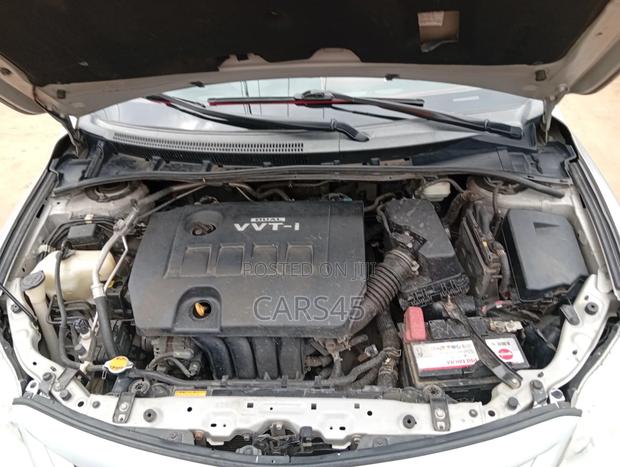 Toyota Corolla Base 4dr Sedan (1.8L 4cyl 5M) 2010 Silver