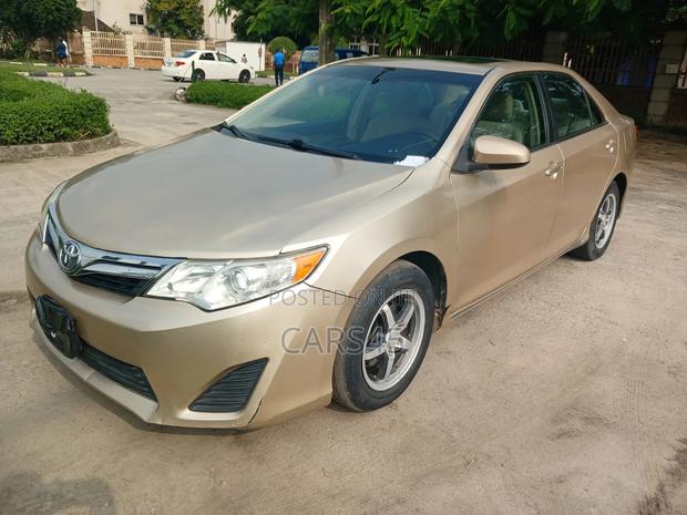 Toyota Camry LE 4dr Sedan (2.5L 4cyl 6A) 2012 Gold