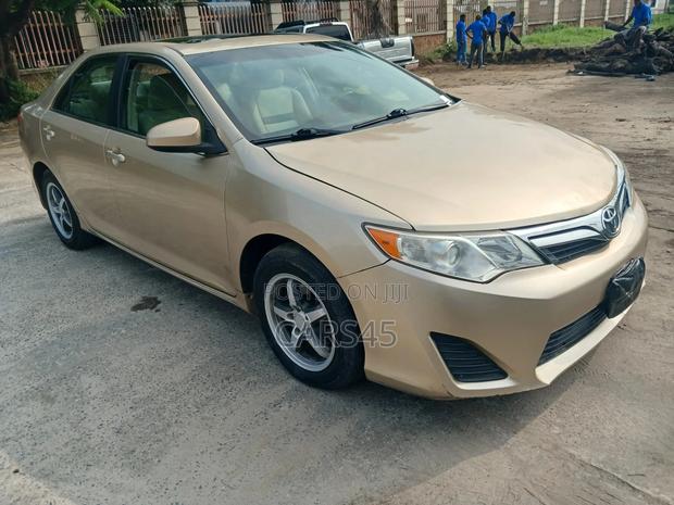Toyota Camry LE 4dr Sedan (2.5L 4cyl 6A) 2012 Gold