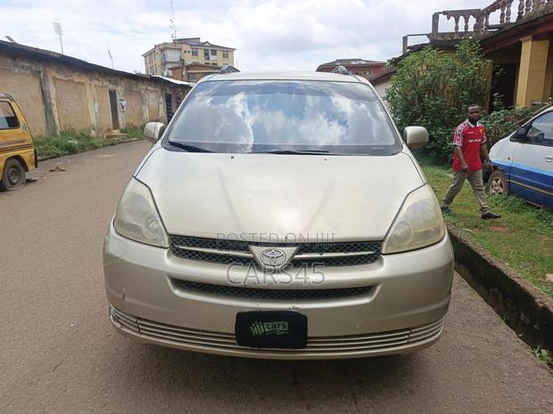 Toyota Sienna 2005 Gold