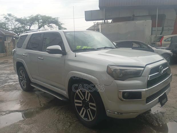Toyota 4-Runner SR5 4WD 2012 Silver