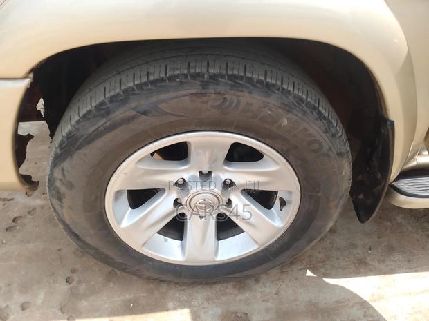 Nissan Pathfinder 2002 Gold