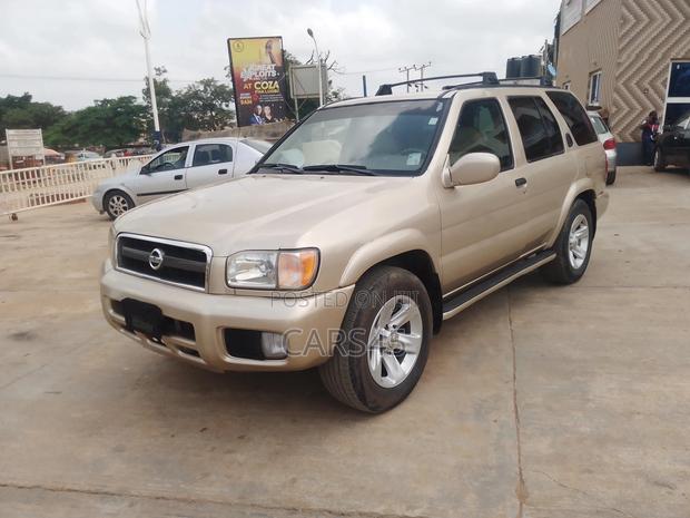 Nissan Pathfinder 2002 Gold