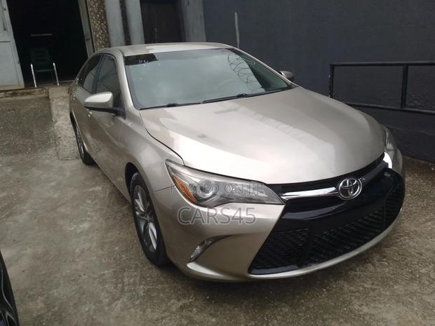 Toyota Camry 2017 Gold