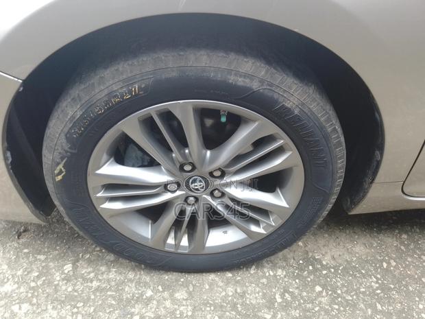 Toyota Camry 2017 Gold