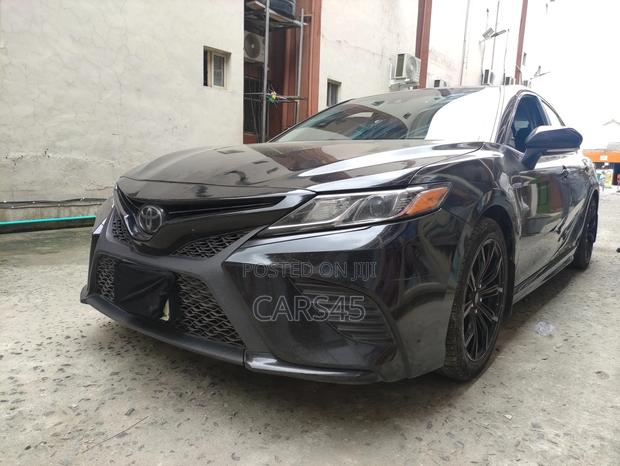 Toyota Camry SE FWD (2.5L 4cyl 8AM) 2018 Black