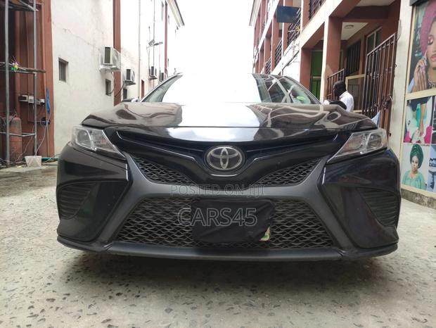Toyota Camry SE FWD (2.5L 4cyl 8AM) 2018 Black