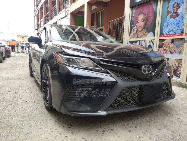 Toyota Camry SE FWD (2.5L 4cyl 8AM) 2018 Black