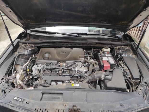Toyota Camry SE FWD (2.5L 4cyl 8AM) 2018 Black