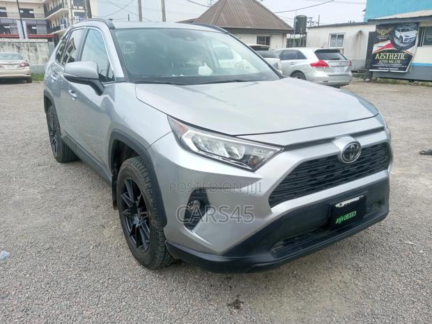 Toyota RAV4 XLE AWD 2019 Gray