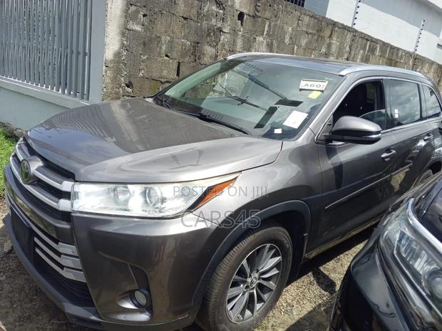 Toyota Highlander XLE 4x4 V6 (3.5L 6cyl 8A) 2017 Gray