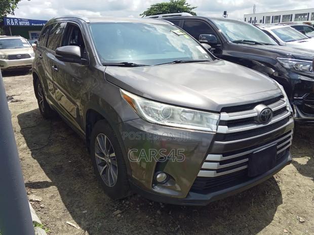 Toyota Highlander XLE 4x4 V6 (3.5L 6cyl 8A) 2017 Gray